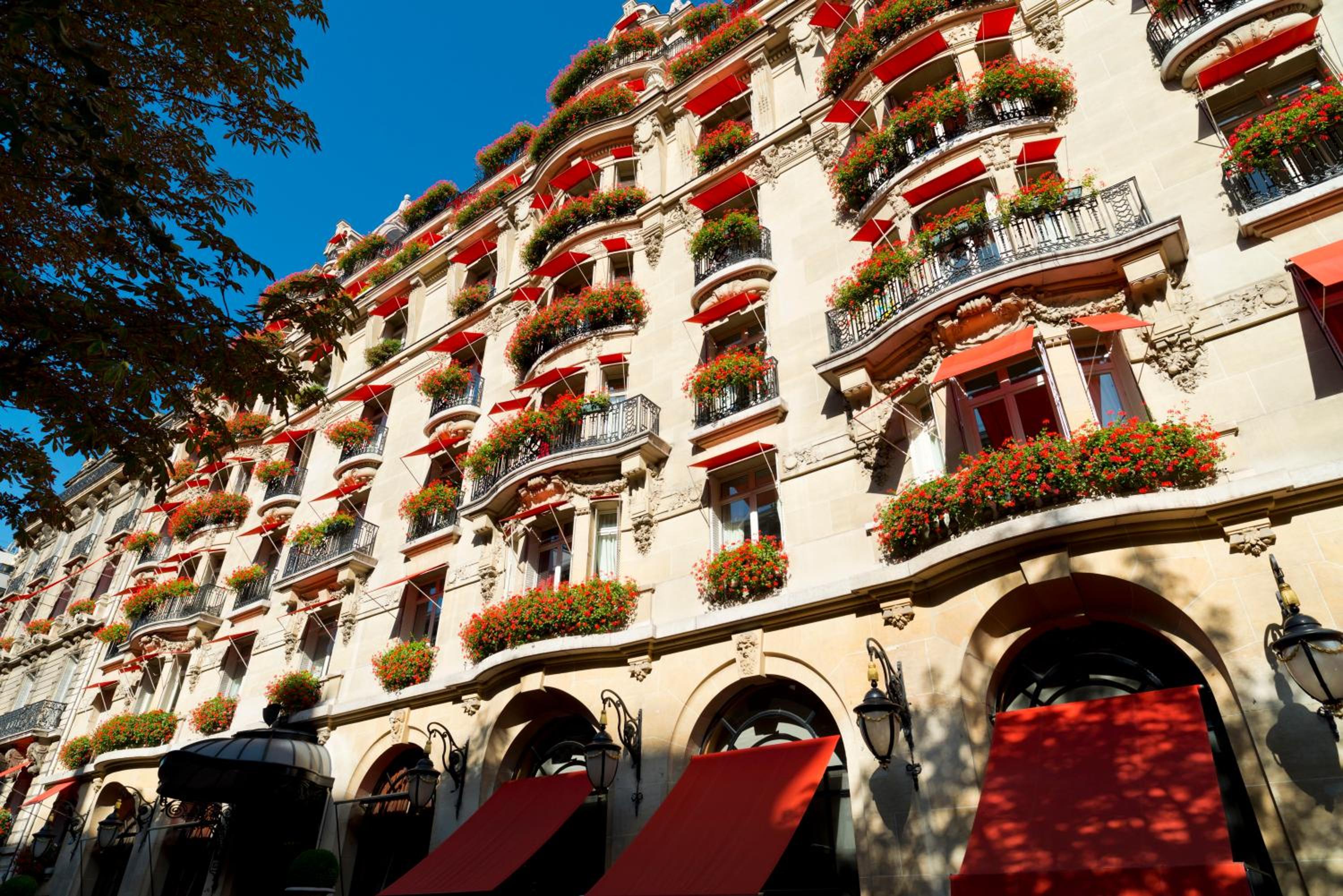 Hôtel Plaza Athénée, Avenue Montaigne, Paris
