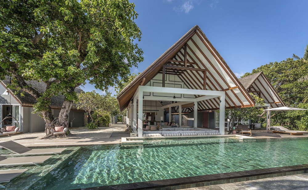 Four Seasons Resort Maldives at Landaa Giraavaru, Landaa Giraavaru, Maldives (photo 6)